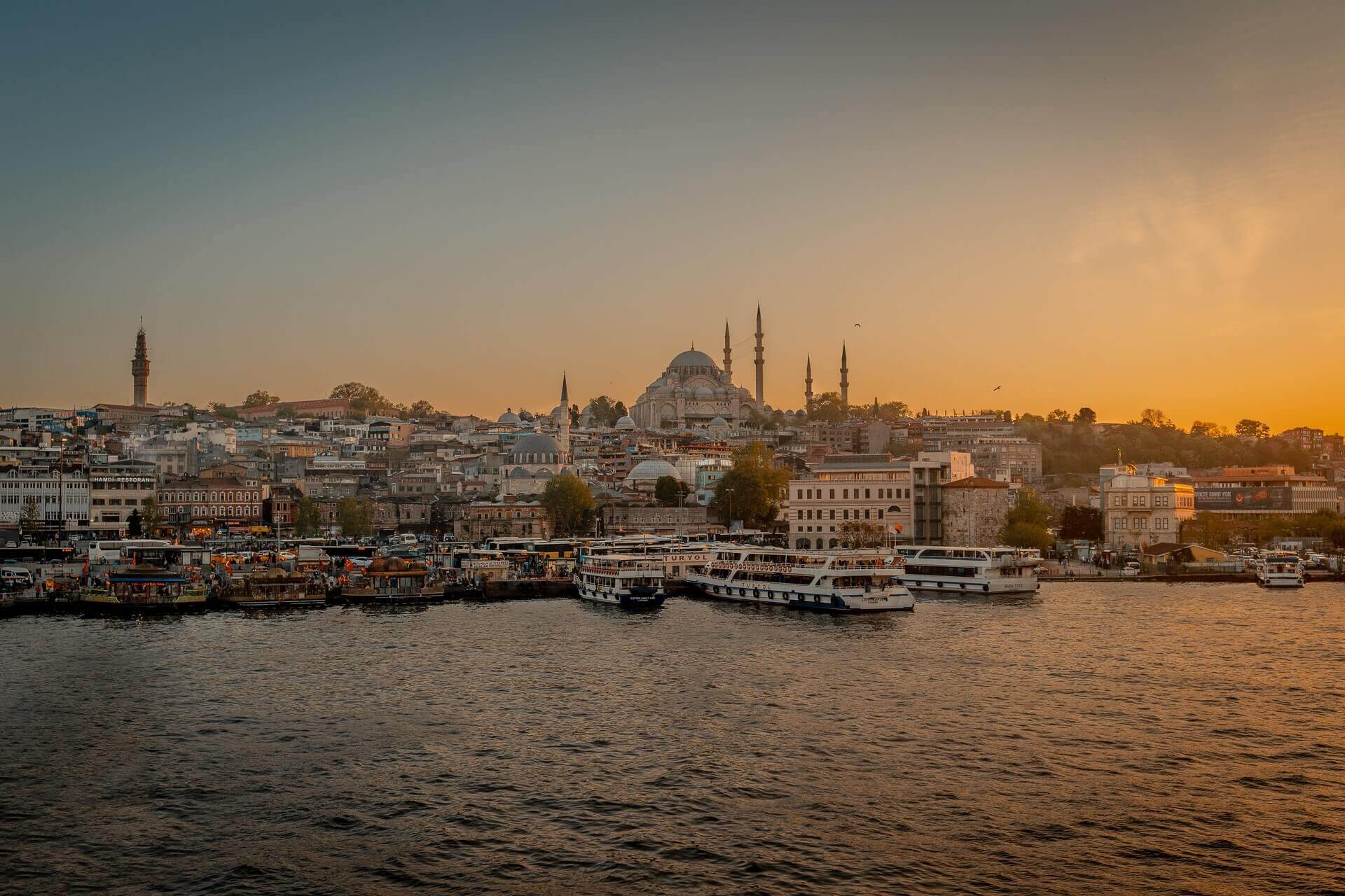 Один день в стамбуле спб. Золотой Рог Стамбул. Каракей Стамбул. Стамбул в мае. Стамбул в сентябре.
